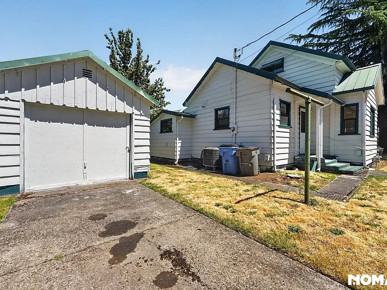 1600 Columbia St — Photo 3