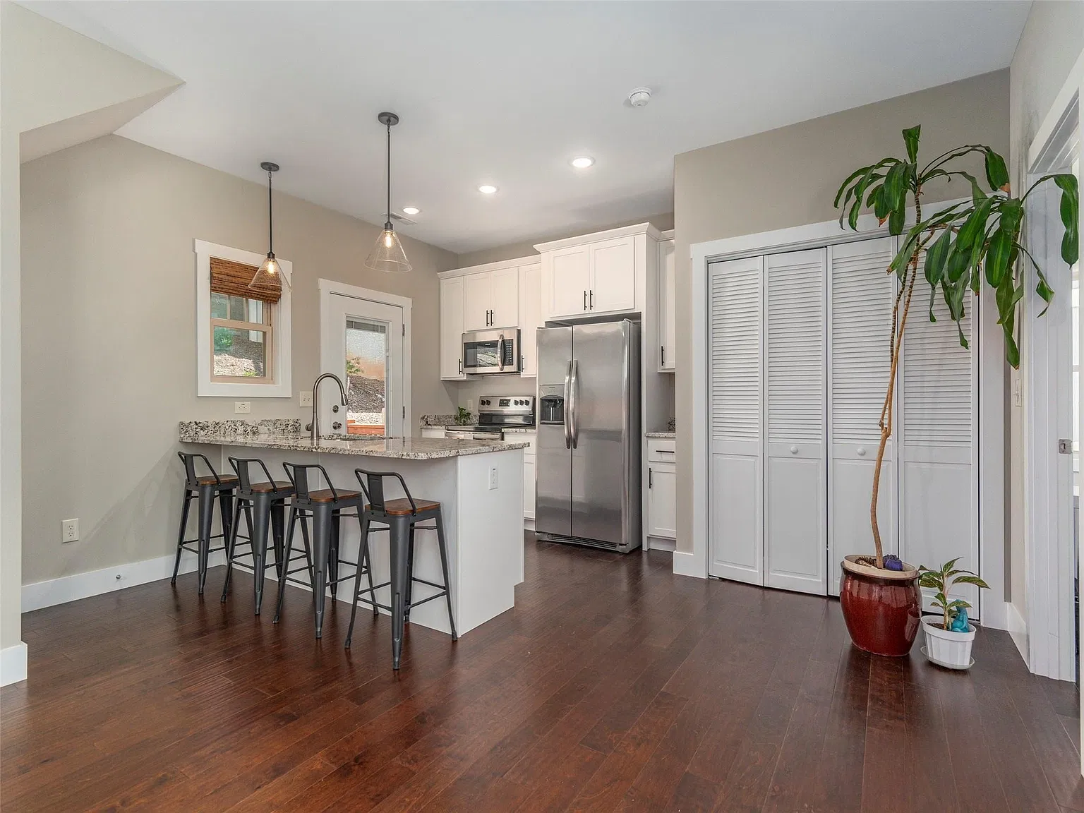 3 bed, 1330 sqft, $2,200 — Photo 2