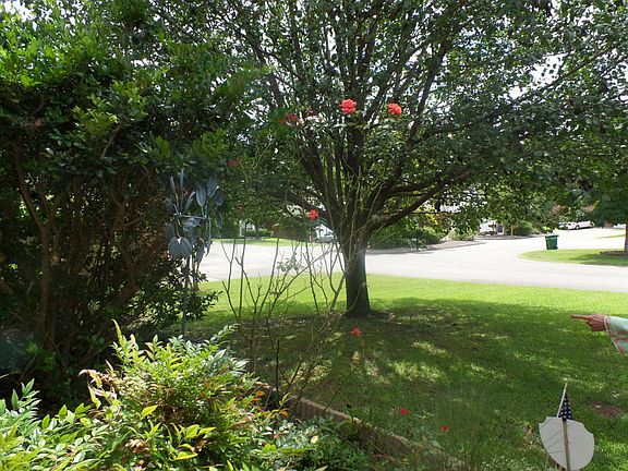 4th image of 302 Hiscott Ln