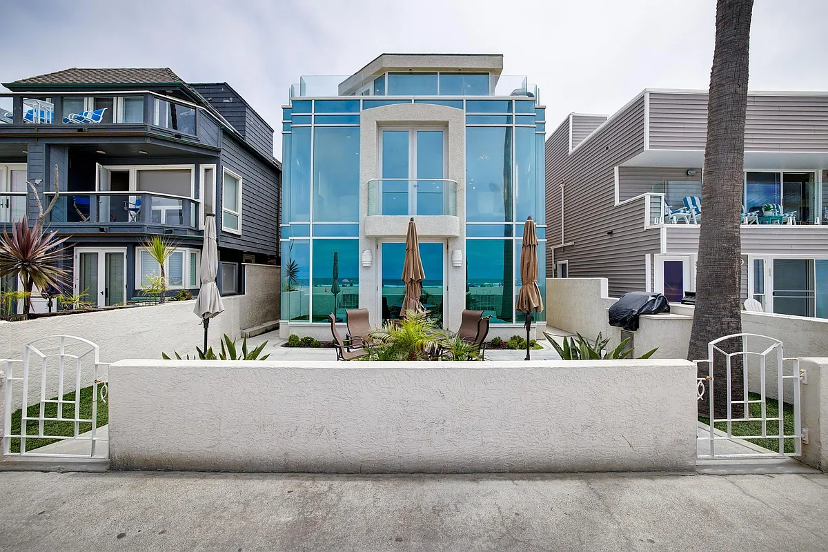 Building Photo - 2911 Ocean Front Walk