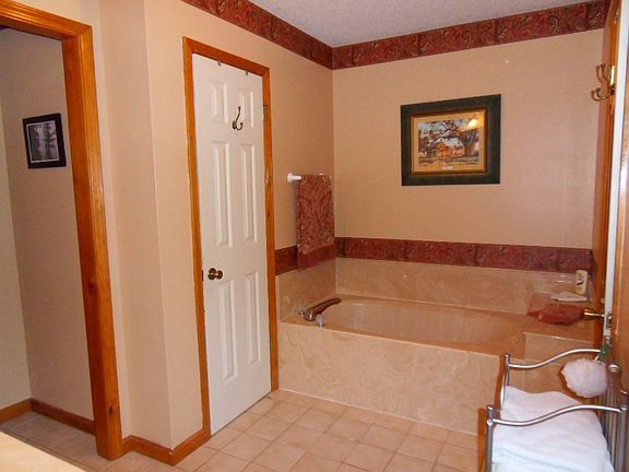 5th image of 806 Plum Tree Cir