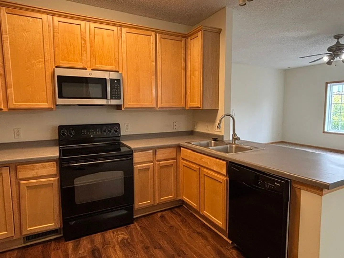 Spacious 2 bedroom townhome available NOW!! — Photo 4