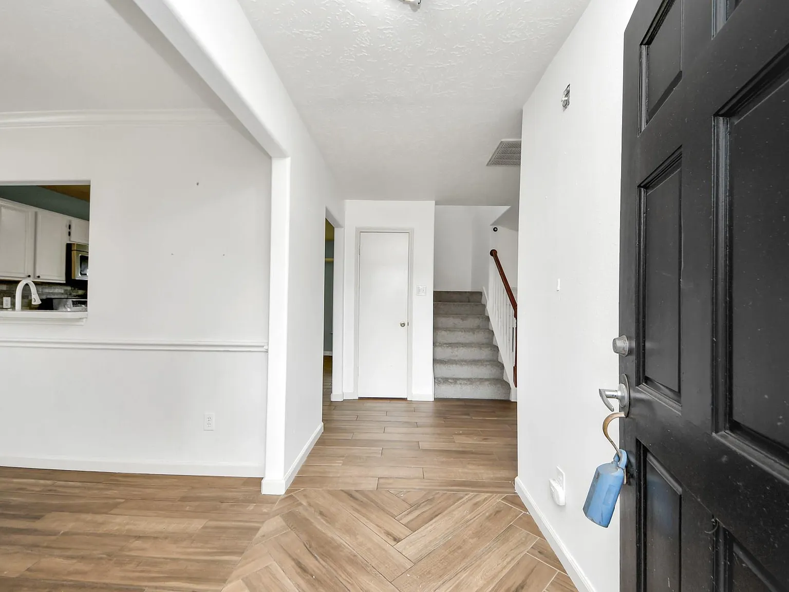 3 bed, 2.5 bath, 1850 sqft, $2,200 — Photo 4