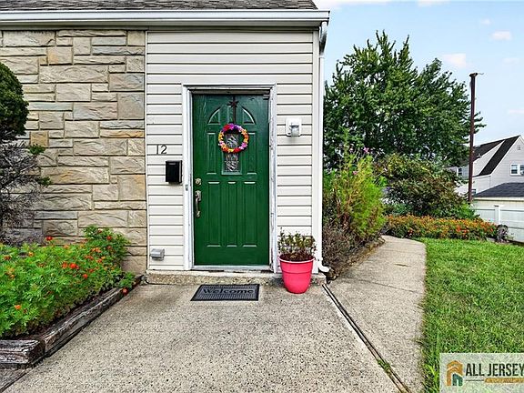 5th image of 12 Cornell St