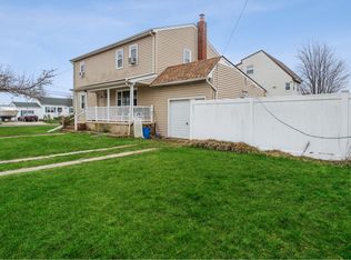 9 E Kissimee Rd, Lindenhurst, NY 11757