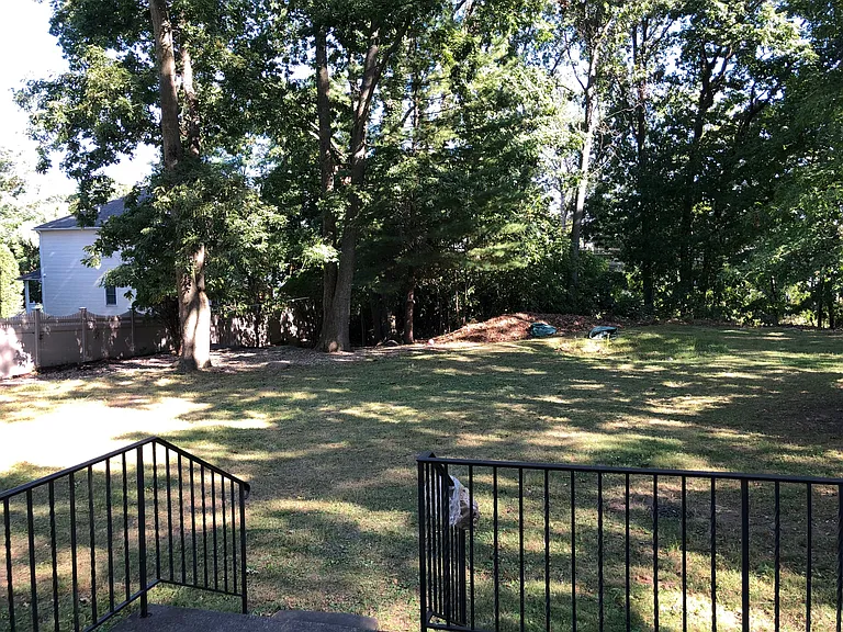 Avondale Rd — Photo 20