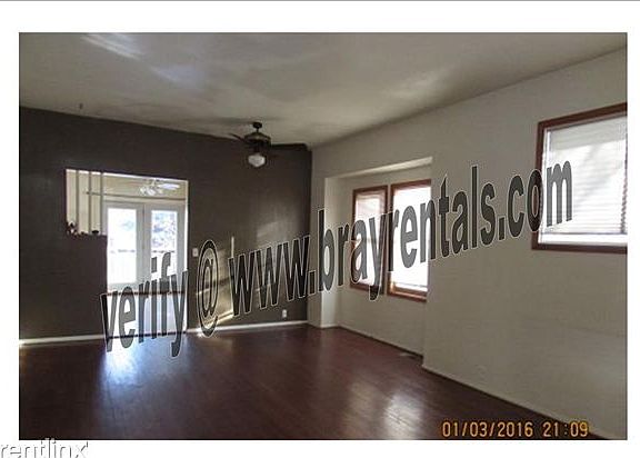 960 Hill Ave living room