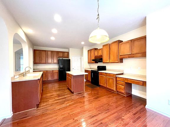 Kitchen and breakfast area
