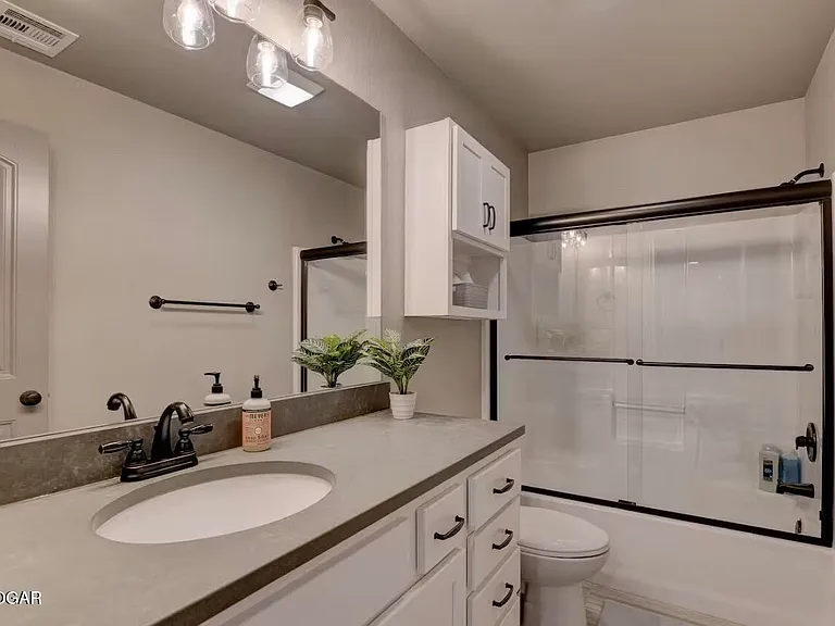 2528 E 15th St — Photo 15