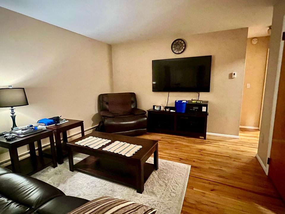 1st image of 18 Ionia Ave Floor 1