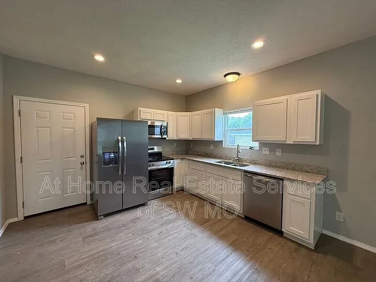 1080 S Mission Ave — Photo 3