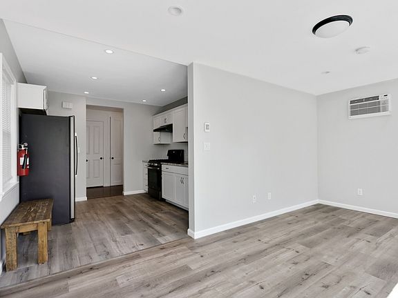 4th image of 163 Ashland Ave