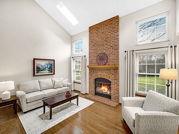 3rd image of 30W029 Princeton Ct