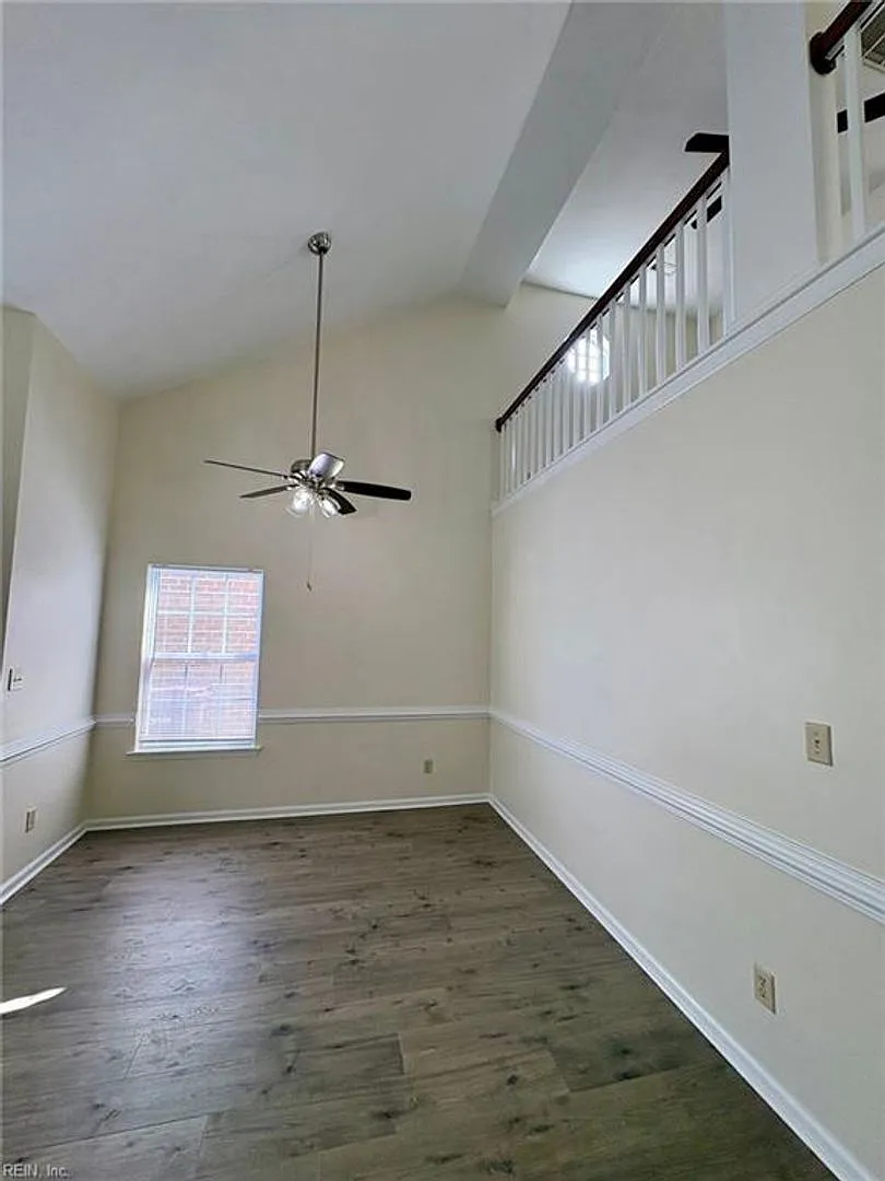 3 BR 2.5 BA Townhouse — Photo 4