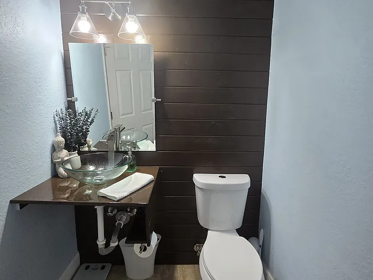 Half bathroom (first floor)
