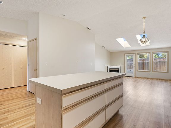 5th image of 16203 NE 8th St