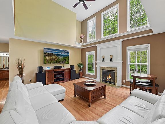 5th image of 325 Eastbury Dr