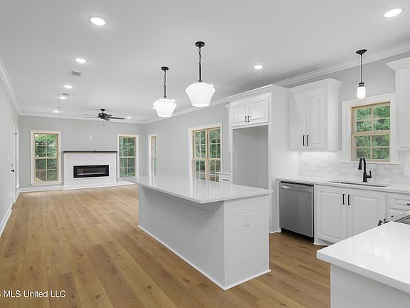 3rd image of 80 Riviera Dr
