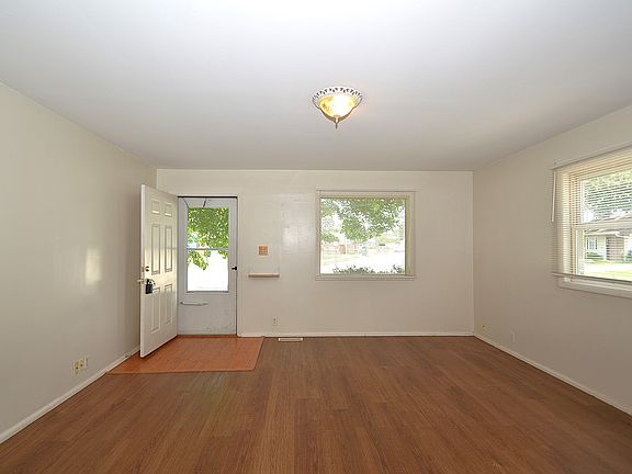 4th image of 5329 E Hill Dr