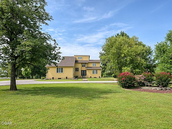 3rd image of 2000 Amber Ln