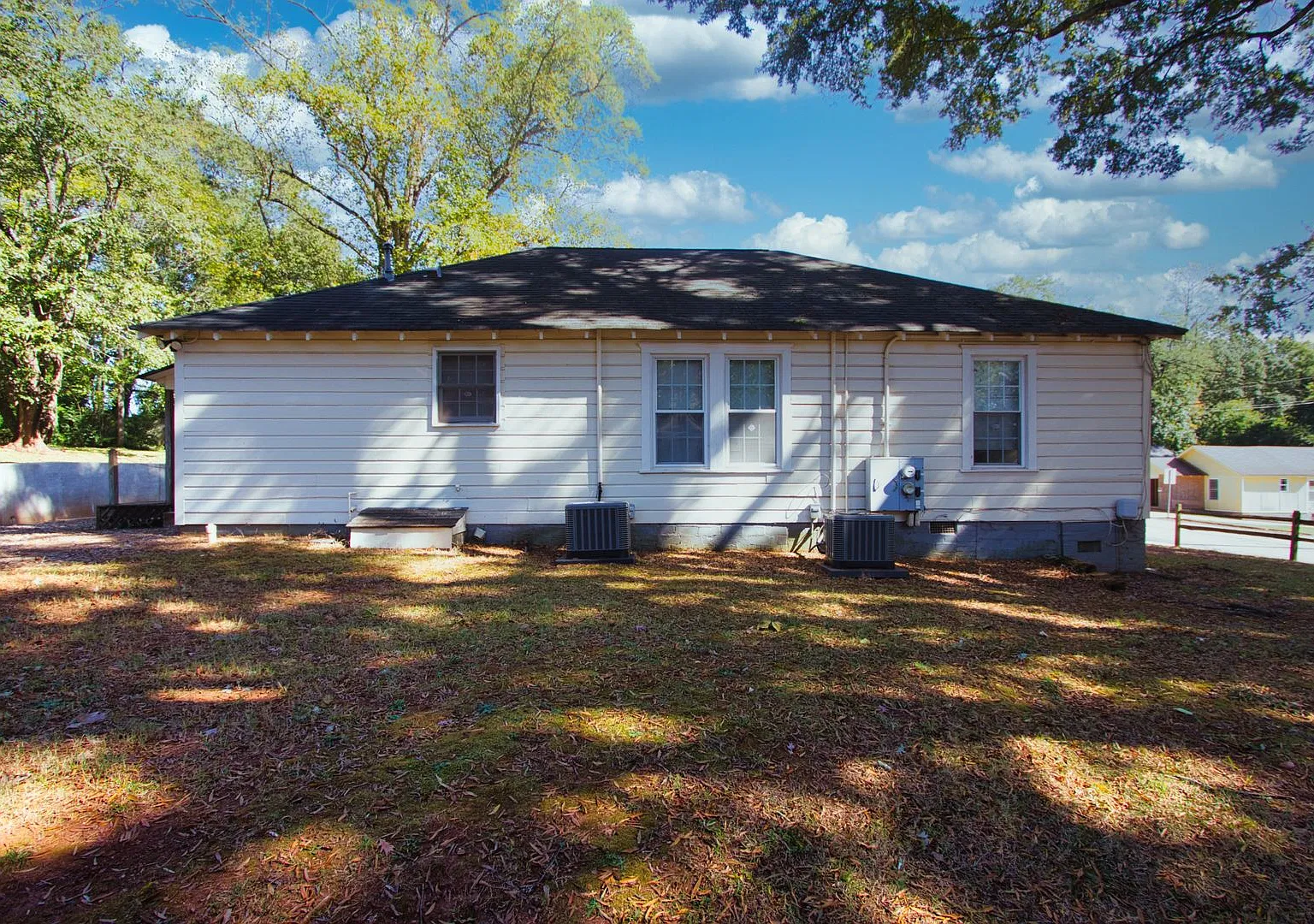 Available Now! - 1-Bedroom 1-Bathroom Charming Duplex — Photo 4