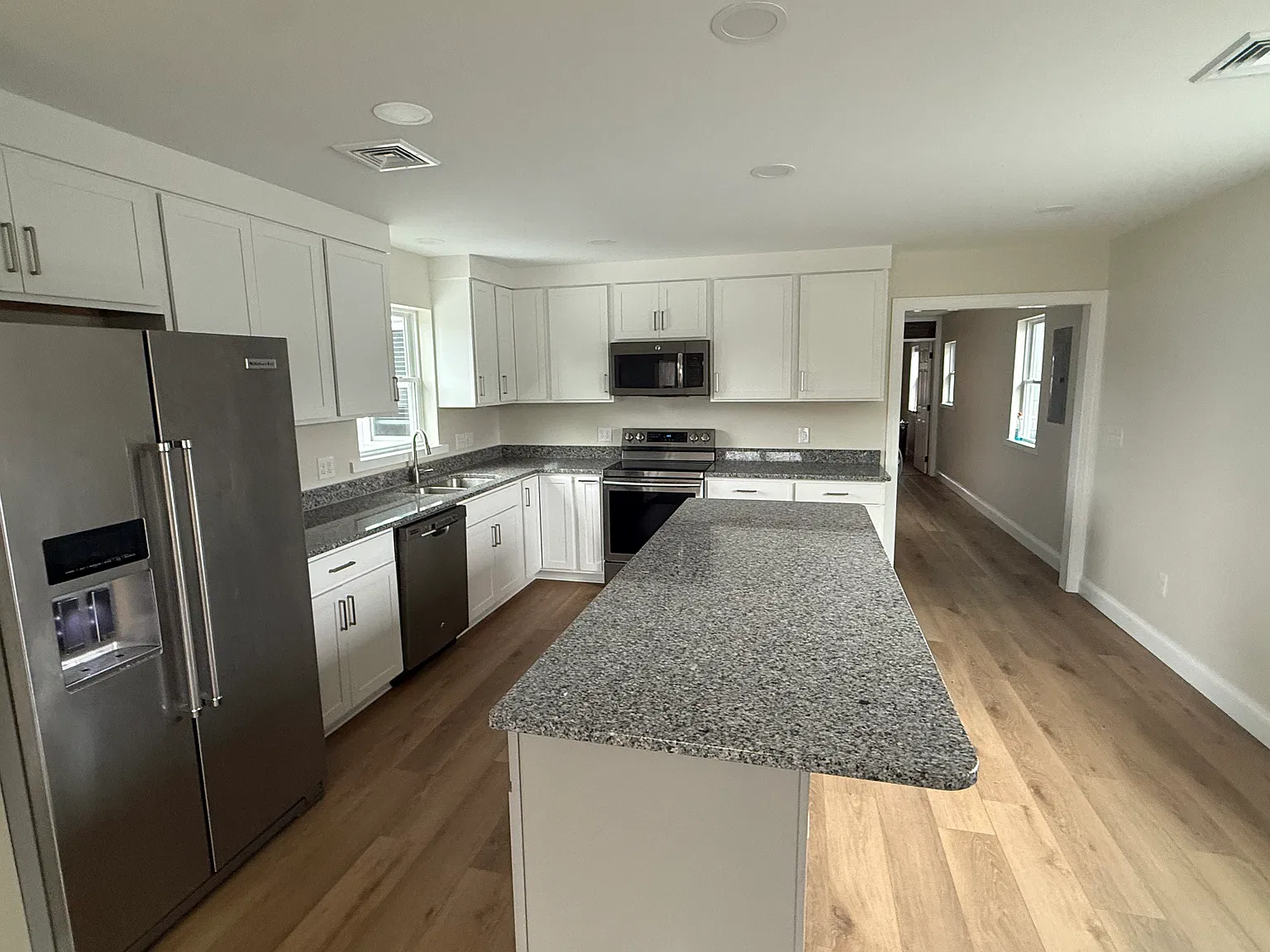 3 bed, 1570 sqft, $2,500 — Photo 2