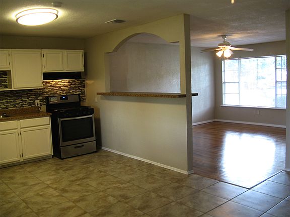 5th image of 834 Deely Pl