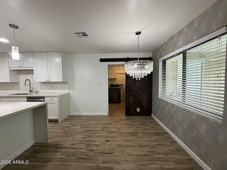 2514 E Fairmount Ave — Photo 5