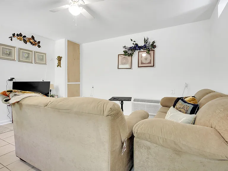 Tiny Apartment Rentals — Photo 21