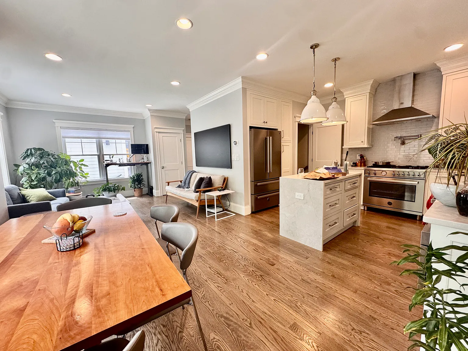 4 bed, 3.5 bath, 2000 sqft, $9,000 — Photo 2