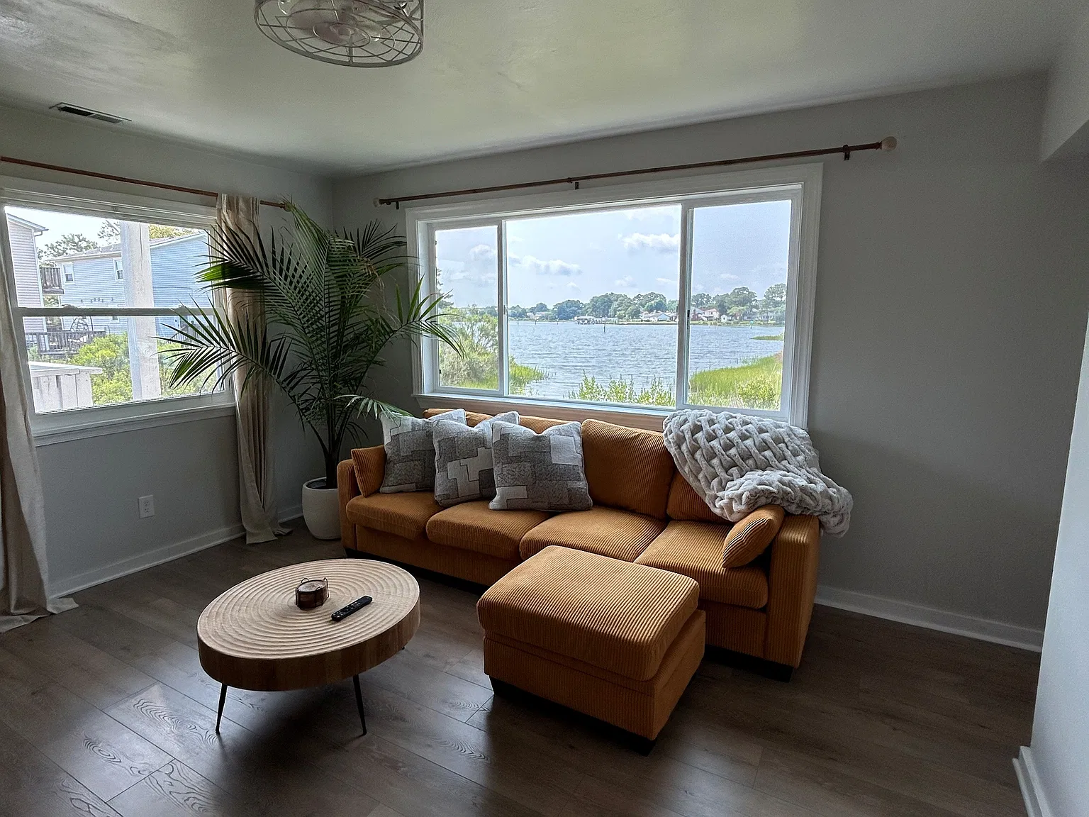 2 bed, 1.5 bath, 900 sqft, $2,200 — Photo 1