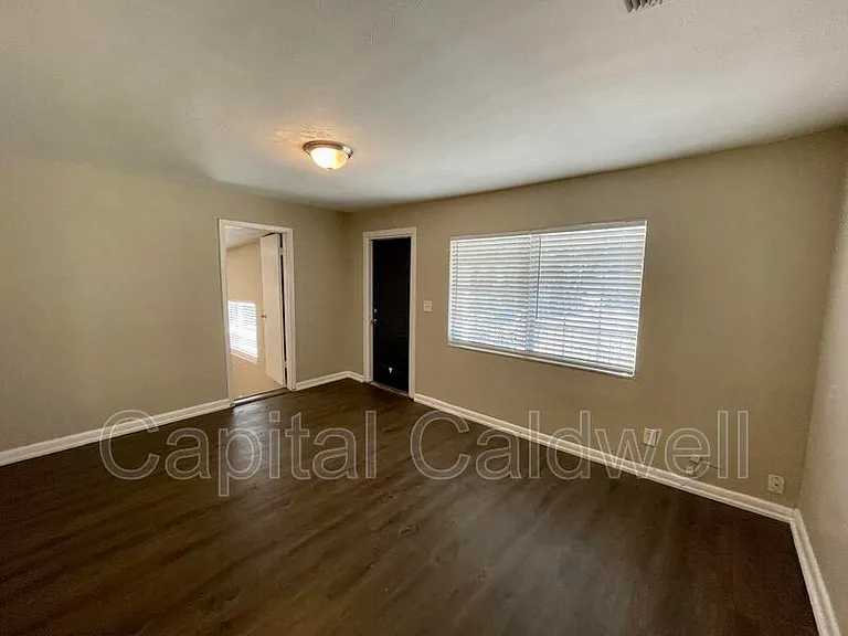 1904 E Emma St — Photo 8