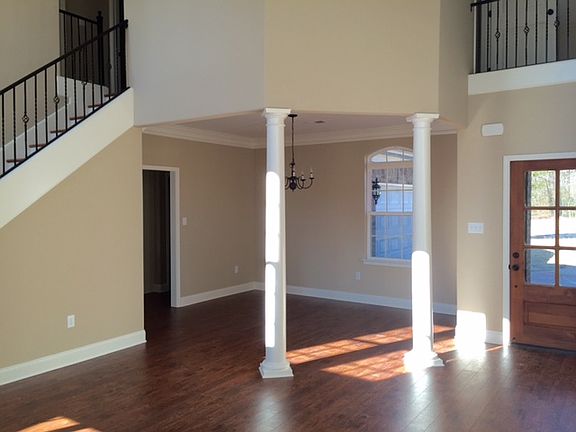 4th image of 2045 Queens Court