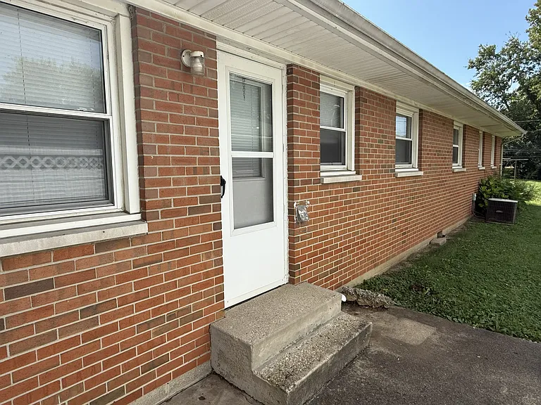 This unit is the front half of a duplex located in Middletown on Shelley St. and has it's own driveway. This is one floor and 2 steps at front to enter. Has a nice size front room, kitchen with washer/dryer hookup, refrigerator and stove, 2 bedrooms and 1 bathroom. — photo 2