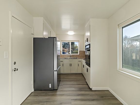 3rd image of 523 N Fair Oaks Ave #523