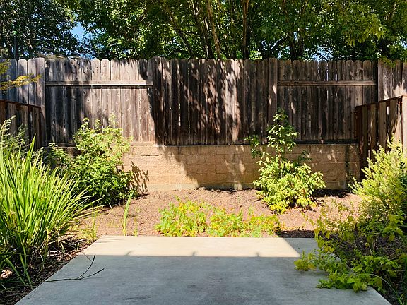 5th image of 214 Valley Oak Dr #A