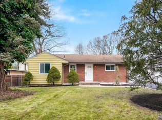 45 Mackay Ave, Paramus, NJ 07652