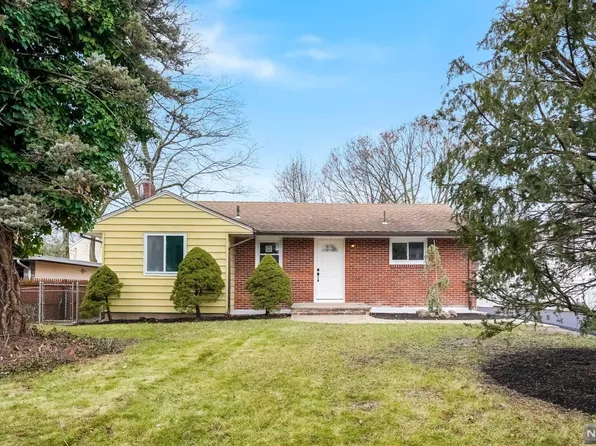 45 Mackay Ave, Paramus, NJ 07652
