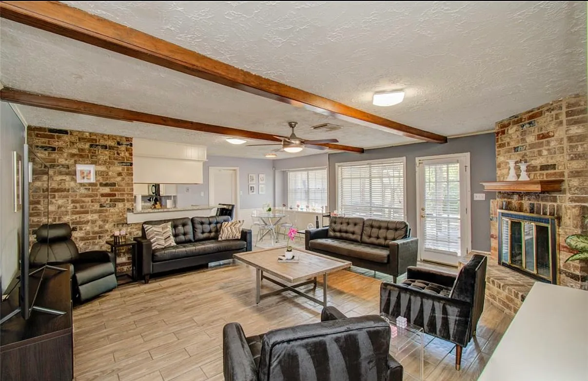 3 bed, 2256 sqft, $2,200 — Photo 1