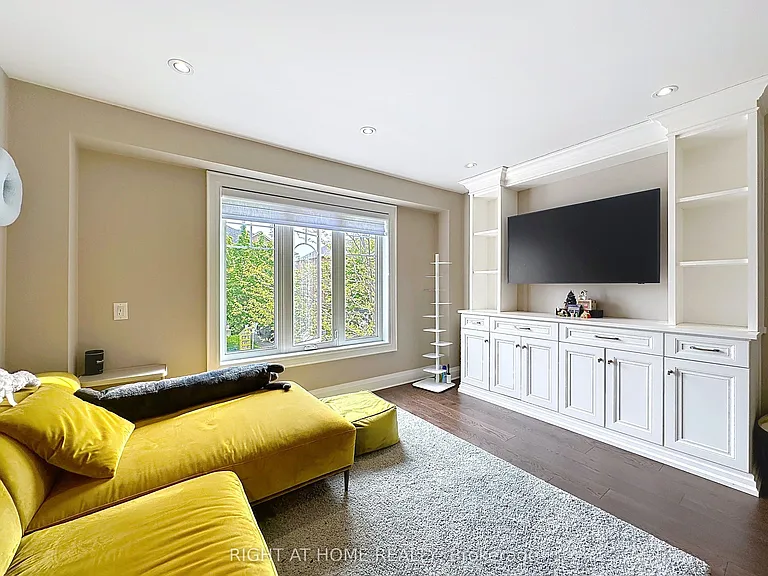2547 Gill Cres — Photo 3