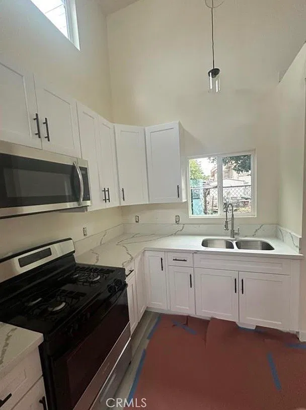 1 bed, 370 sqft, $1,999 — Photo 1