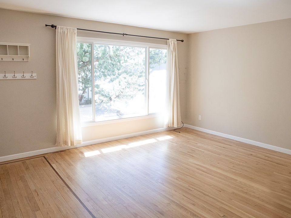 Light and bright main entry/living area.