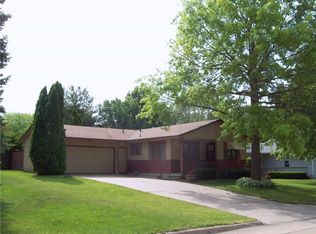 1328 N Prairie St, Pella, IA 50219