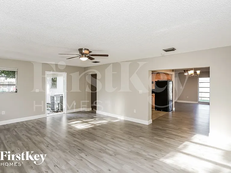 19424 NW 48th Ave — Photo 4