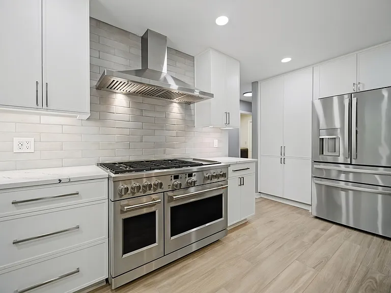 1044 Commodore Dr — Photo 3