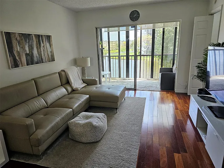 2222 N Cypress Bnd #309 — Photo 3