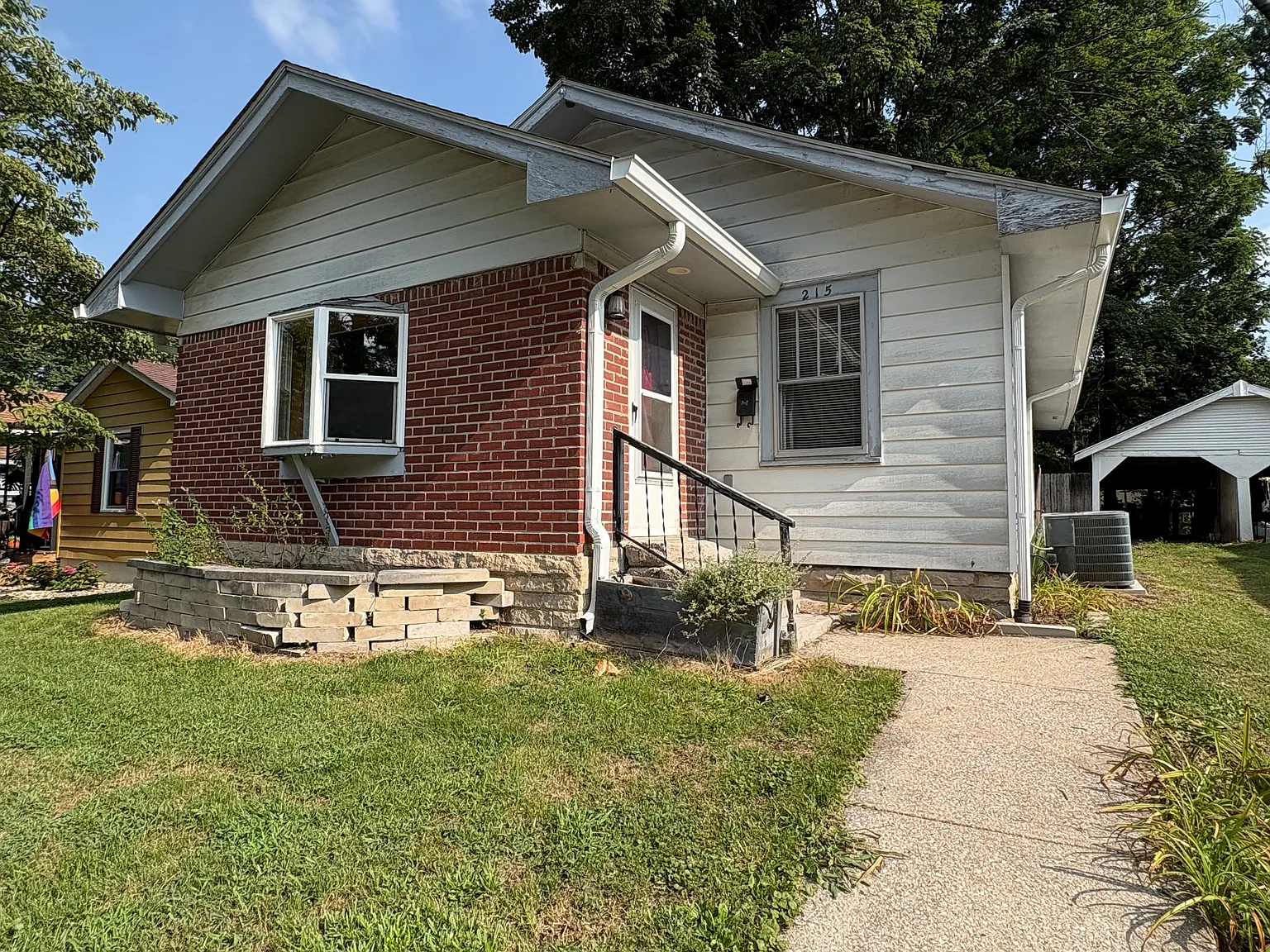 215 E Vermilya Ave — Photo 2