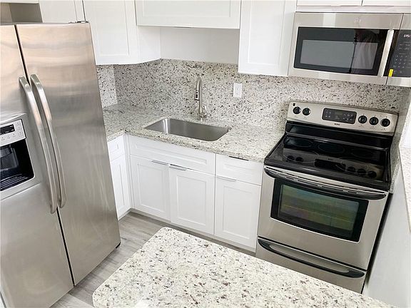 5th image of 365 NE 125th St APT 406