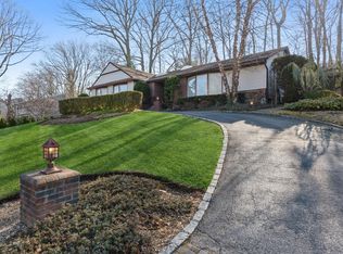 45 Hemlock Dr, Roslyn, NY 11576