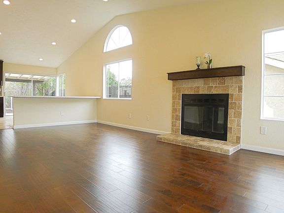 5th image of 471 Bethany St